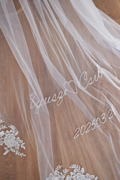 Hímzett, feliratos fátyol