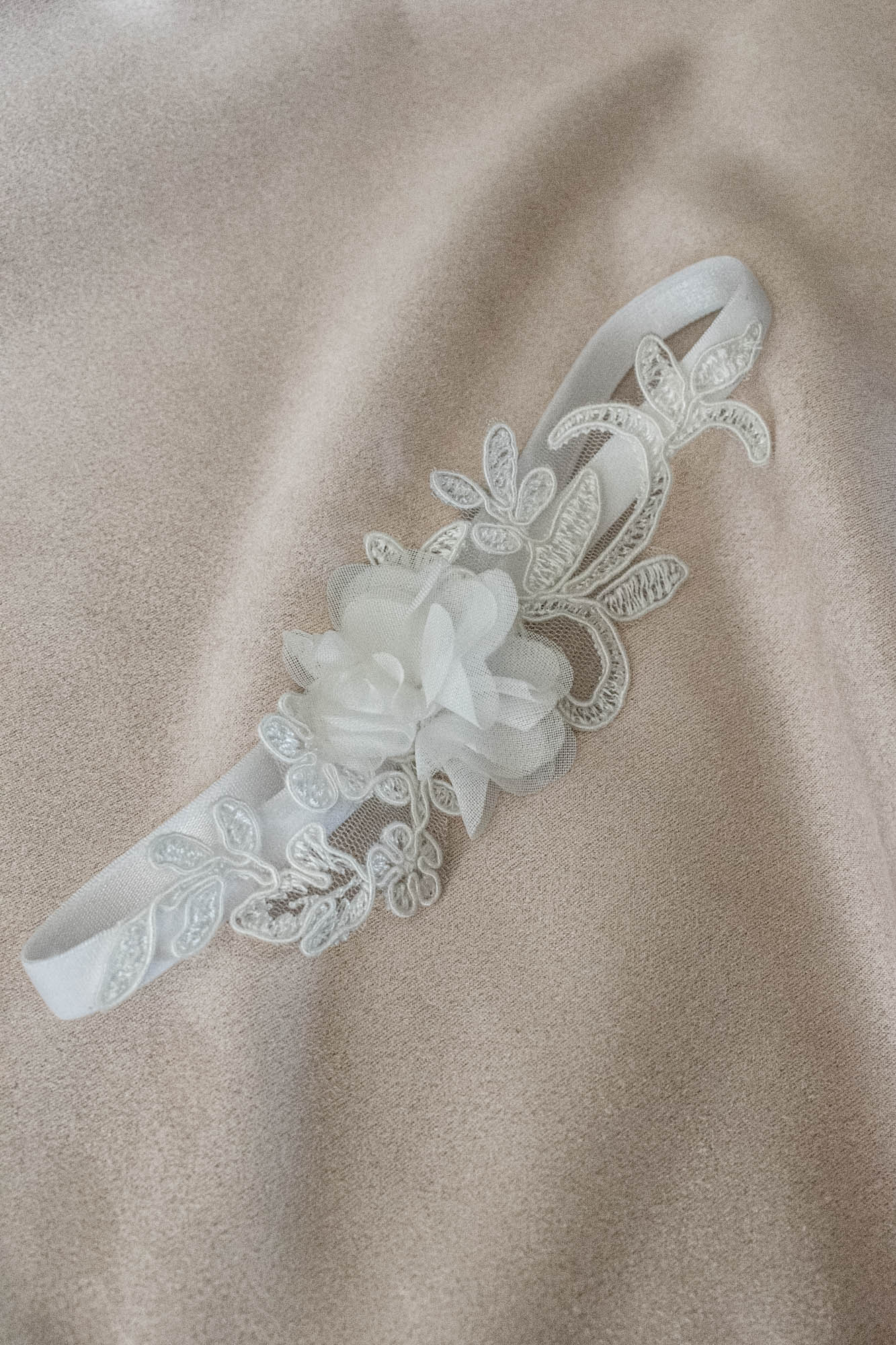 Virágos combcsipke törtfehér