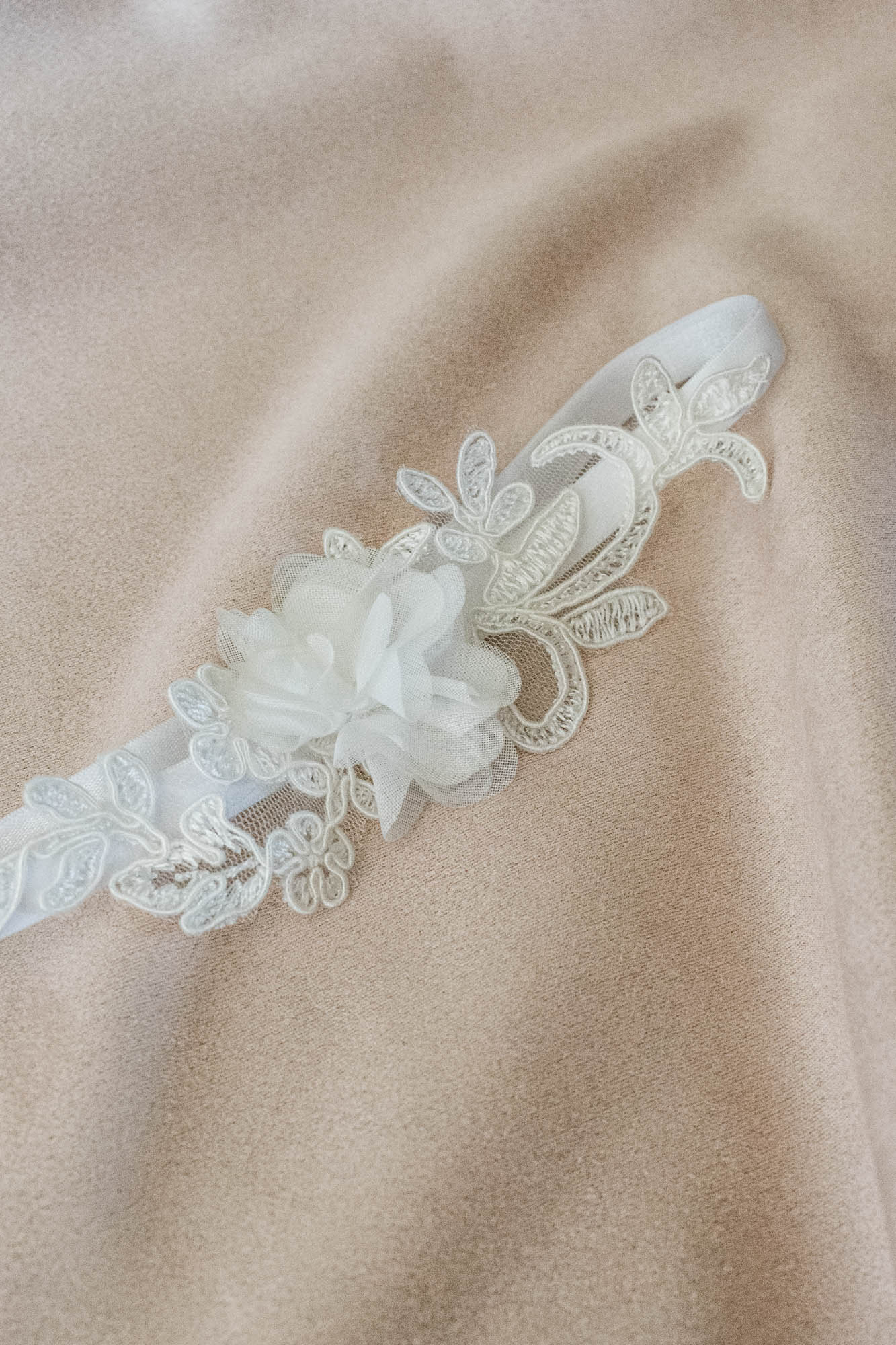 Virágos combcsipke törtfehér - Image 2